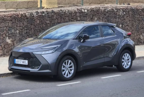 Toyota C-HR Hybrid (Automatic, 1.8 L, 5 Seats)